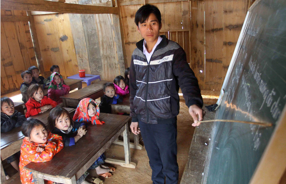 Nhiều giáo viên cắm bản tại các xã vùng biên giới, đã không quản vất vả, gian lao, tận tâm truyền dạy chữ cho học sinh dân tộc. (Ảnh: Thế Duyệt/TTXVN)