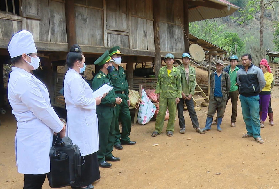 Bộ đội Biên phòng Sơn La phối hợp với cán bộ y tế địa phương tuyên truyền và hướng dẫn người dân cách phòng, chống dịch COVID-19. (Ảnh: Nguyễn Cường/ TTXVN)