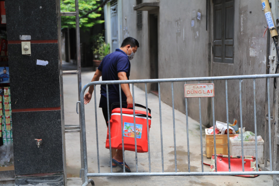 Phong tỏa khu vực ngõ 230/26 Mễ Trì Thượng, nơi có trường hợp nghi nhiễm COVID-19 đang sinh sống để phun thuốc khử khuẩn. (Ảnh: Lê Phú/TTXVN)