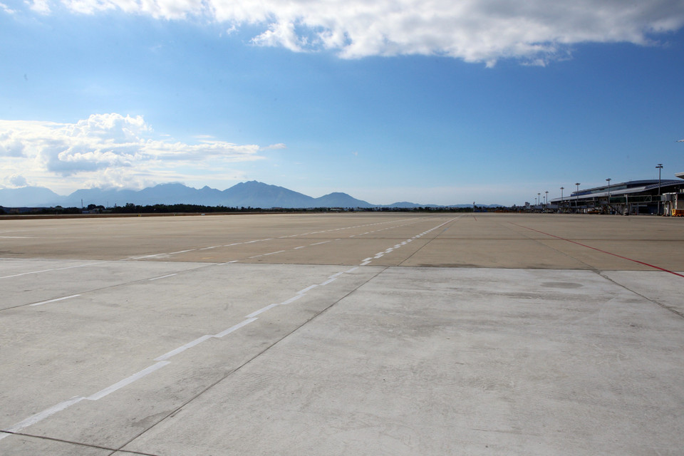 Cảng Hàng không quốc tế Đà Nẵng tạm dừng hoạt động, các sân đỗ vắng máy bay từ 0 giờ ngày 28/7/2020. (Ảnh: Trần Lê Lâm/TTXVN)