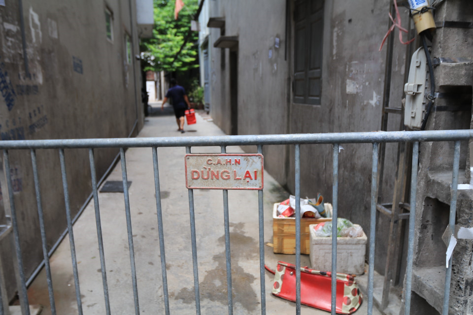 Lực lượng chức năng phong tỏa khu vực ngõ 230/26 Mễ Trì Thượng, nơi có trường hợp nghi nhiễm COVID-19 đang sinh sống để phun thuốc khử khuẩn. (Ảnh: Lê Phú/TTXVN)