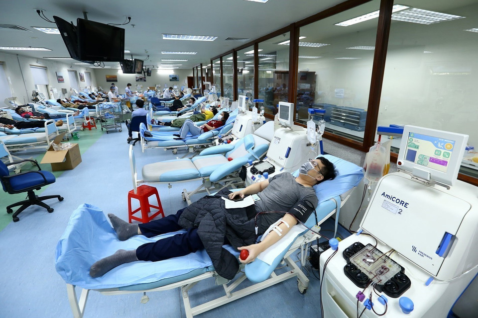 Công tác tuyên giáo góp phần quan trọng thực hiện chủ trương lớn của Đảng về công tác hiến máu nhân đạo, đặc biệt trong dịch bệnh COVID-19 khi lượng máu dự trữ bị thiếu hụt không nhỏ. (Ảnh: Minh Quyết/TTXVN)