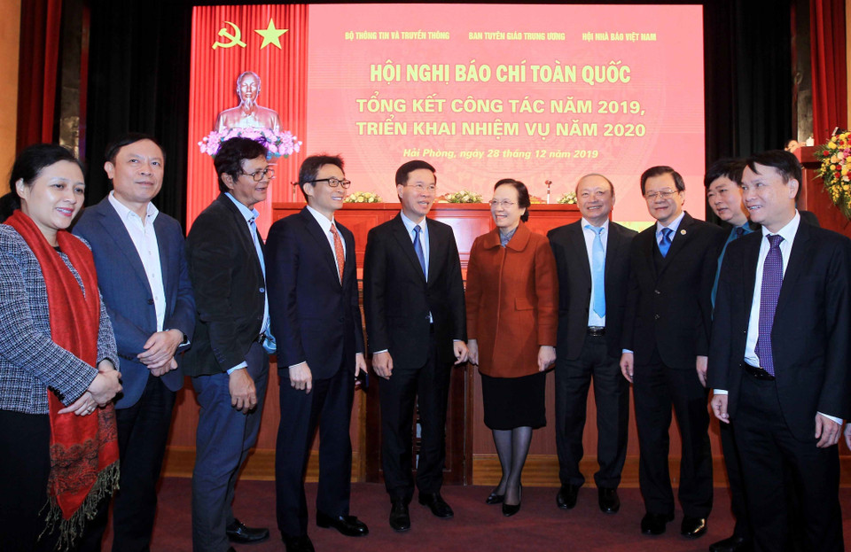 Trưởng Ban Tuyên giáo Trung ương Võ Văn Thưởng với các đại biểu dự Hội nghị báo chí toàn quốc tổng kết công tác năm 2019, triển khai nhiệm vụ năm 2020. (Ảnh: An Đăng/TTXVN)