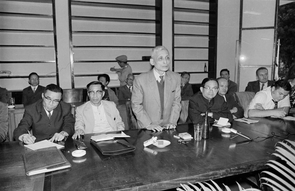 - Ông Hoàng Tùng, Ủy viên dự khuyết Trung ương Đảng, Chủ tịch Hội nhà báo Việt Nam họp mặt với các phóng viên trong và ngoài nước trước khi khai mạc Đại hội Đảng toàn quốc lần thứ IV (13/12/1976). (Ảnh: Thế Trung/TTXVN)