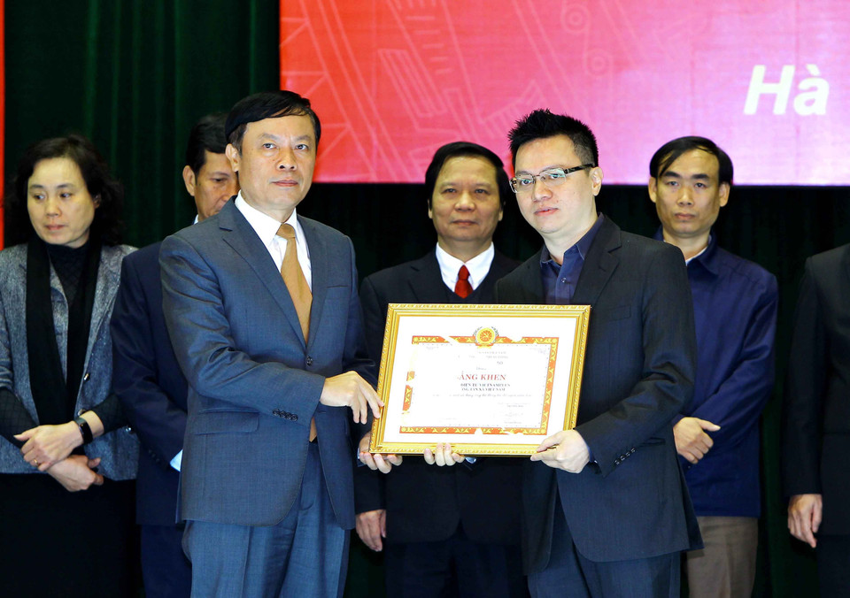 Phó trưởng Ban Tuyên giáo Trung ương Phạm Văn Linh trao Bằng khen cho Báo điện tử VietnamPlus (TTXVN) vì đã có thành tích xuất sắc trong công tác thông tin đối ngoại năm 2016. (Ảnh: An Đăng/TTXVN)