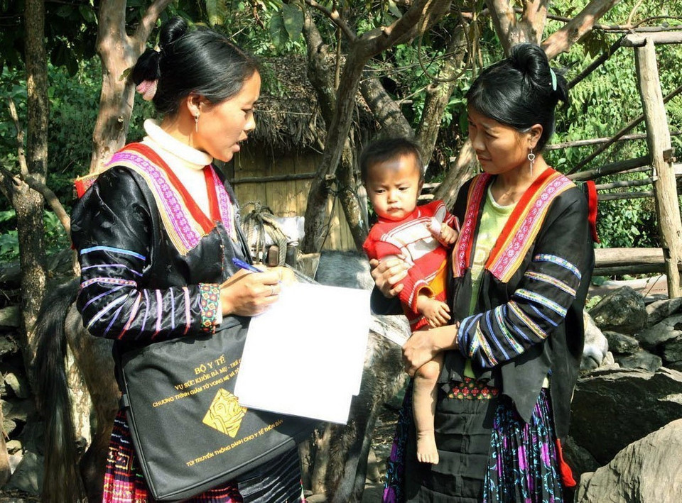 Mạng lưới cô đỡ thôn, bản ở Việt Nam hình thành từ thực trạng chăm sóc sức khỏe bà mẹ và trẻ sơ sinh ở khu vực miền núi, vùng khó khăn, vùng đồng bào dân tộc thiểu số những năm 90 của thế kỷ trước. (Ảnh: Dương Ngọc/TTXVN)