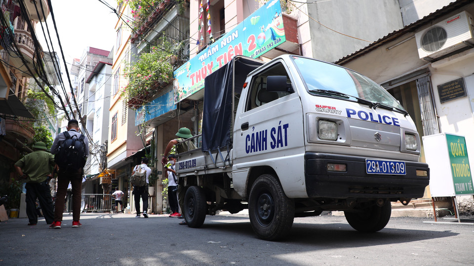 Lực lượng chức năng phong tỏa khu vực ngõ 230/26 Mễ Trì Thượng, nơi có trường hợp nghi nhiễm COVID-19 đang sinh sống để phun thuốc khử khuẩn. (Ảnh: Lê Phú/TTXVN)