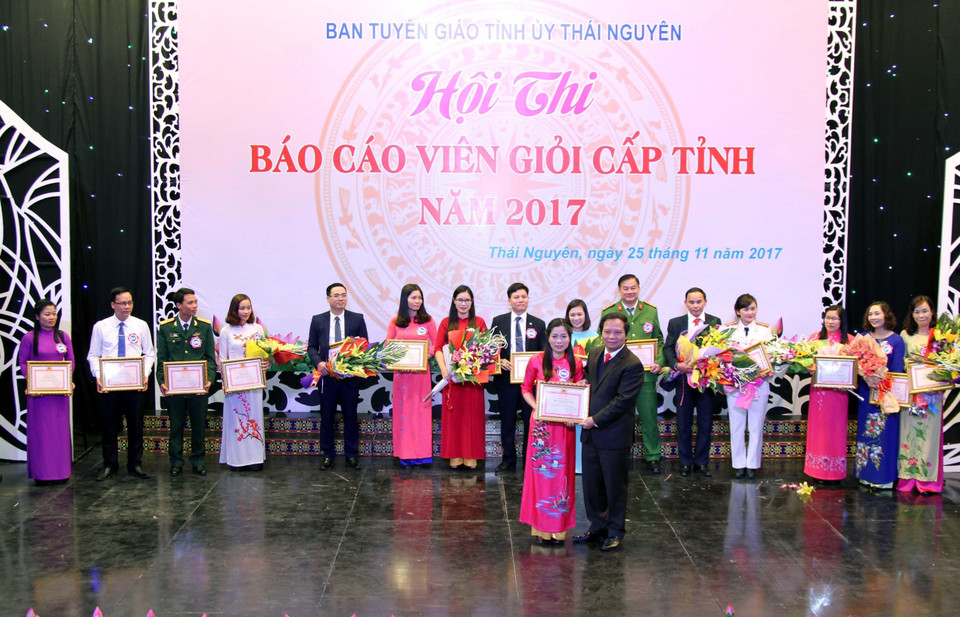 Trao giải cho thí sinh tại Hội thi Báo cáo viên giỏi tỉnh Thái Nguyên năm 2017. (Ảnh: Thu Hằng/TTXVN)