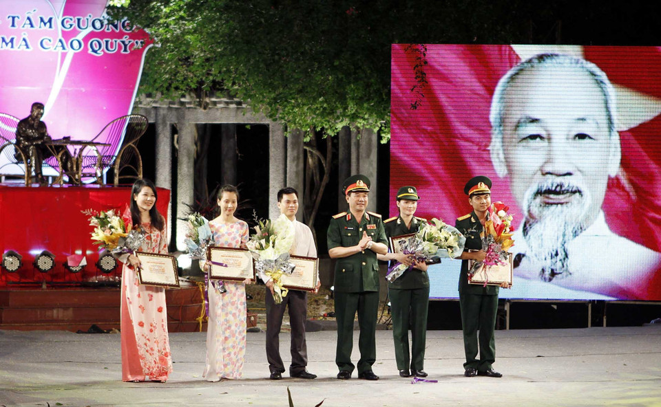 Trao giải cho các tác giả đoạt giải cuộc thi viết về Những tấm gương bình dị mà cao quý, tối 9/6/2012, tại Khu di tích Phủ Chủ tịch (Hà Nội). (Ảnh: Thanh Tùng/TTXVN)