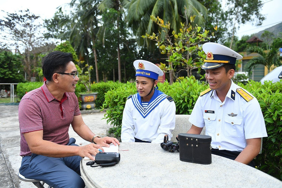 Phóng viên Trần Quang Vinh, Ban biên tập tin Trong nước TTXVN, phỏng vấn các chiến sỹ tại trạm rada 590, Côn Đảo (1/2021). (Ảnh: Nhân vật cung cấp)