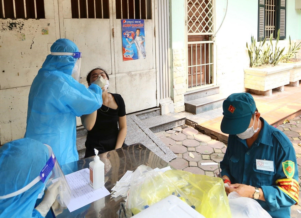 Tiếp tục xét nghiệm để bóc tách tất cả nguồn lây ra khỏi cộng đồng, sớm đưa cuộc sống trở lại bình thường. (Ảnh: Hoàng Hiếu/TTXVN)