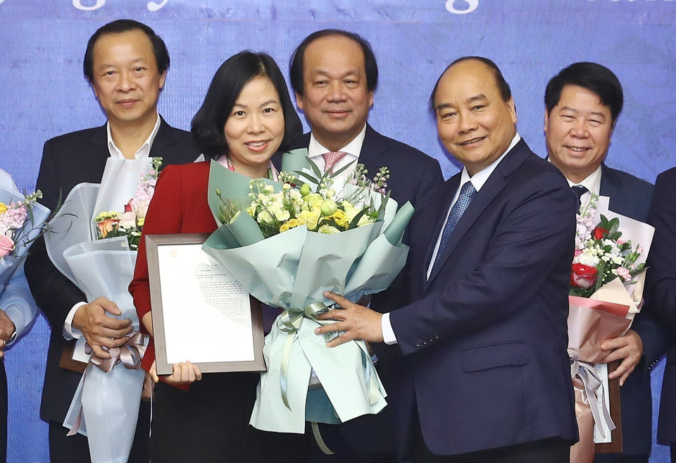 Phó Tổng giám đốc Vũ Việt Trang thay mặt TTXVN nhận Thư của Thủ tướng Nguyễn Xuân Phúc khen TTXVN đã có thành tích xuất sắc trong tuyên truyền Hội nghị Thượng đỉnh Triều Tiên-Hoa Kỳ lần thứ hai tại Hà Nội. (Ảnh: Thống Nhất/TTXVN)