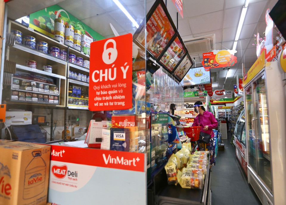 Một siêu thị đã mở cửa phục vụ khách hàng ở ngõ 24 đường Kim Đồng, sáng 13/9. (Ảnh: Hoàng Hiếu/TTXVN)