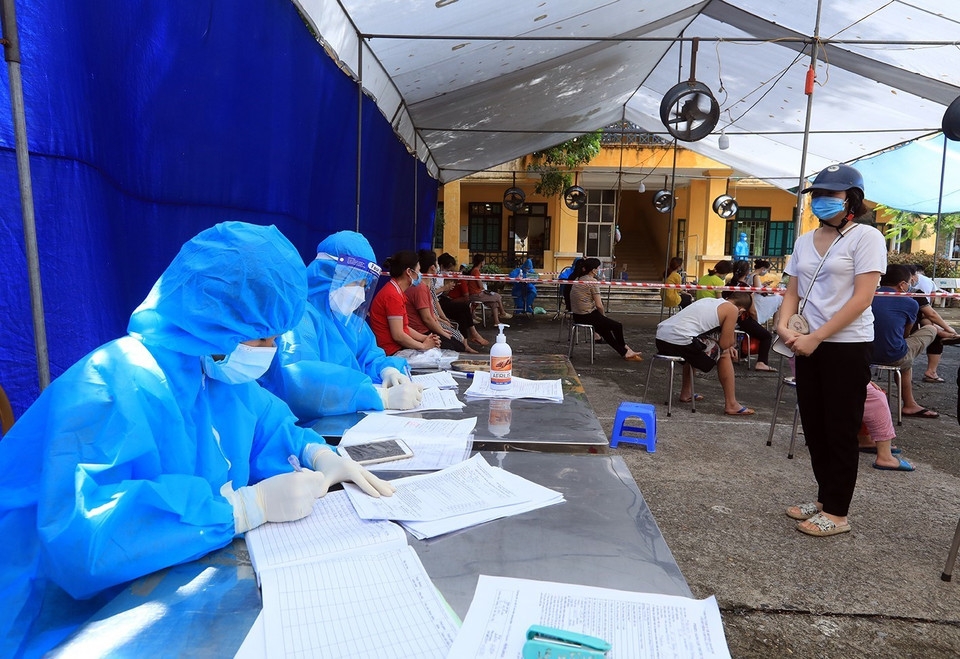 Người dân xã Tam Hiệp, huyện Thanh Trì đến đăng ký tiêm vaccine phòng COVID-19. (Ảnh: Tuấn Anh/TTXVN)