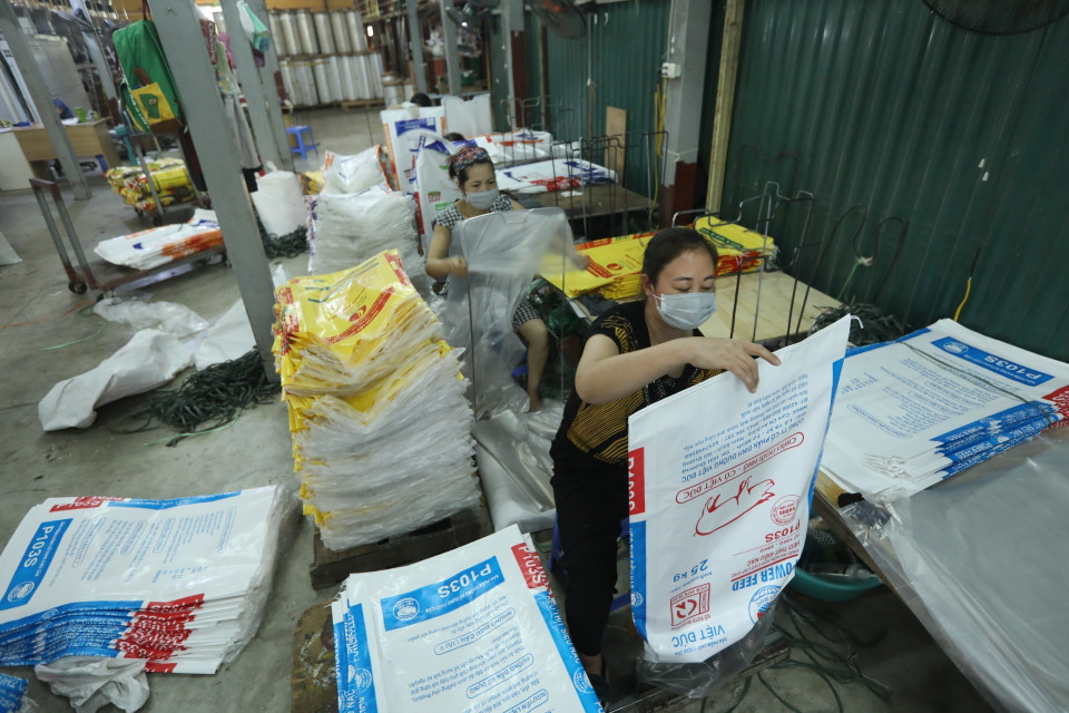 Công ty TNHH Tân Trang đóng trên địa bàn xã Tam Hiệp chủ động tìm hướng đi mới, khắc phục khó khăn do giãn cách xã hội, thành công trong thực hiện mục tiêu kép, vừa phòng, chống dịch, vừa đẩy mạnh sản xuất, đảm bảo thu nhập cho người lao động. (Ảnh: Minh Quyết/TTXVN)