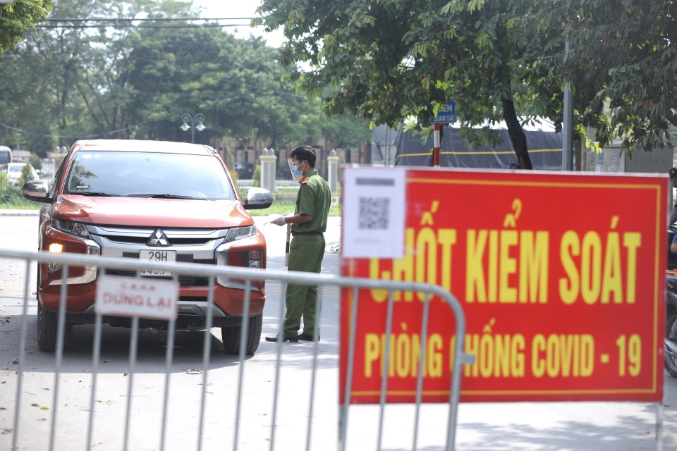 Trong thời gian thực hiện giãn cách xã hội, xã Tam Hiệp, huyện Thanh Trì duy trì một chốt trực chính, kiểm soát chặt chẽ việc ra, vào của người và phương tiện trên địa bàn. (Ảnh: Minh Quyết/TTXVN)