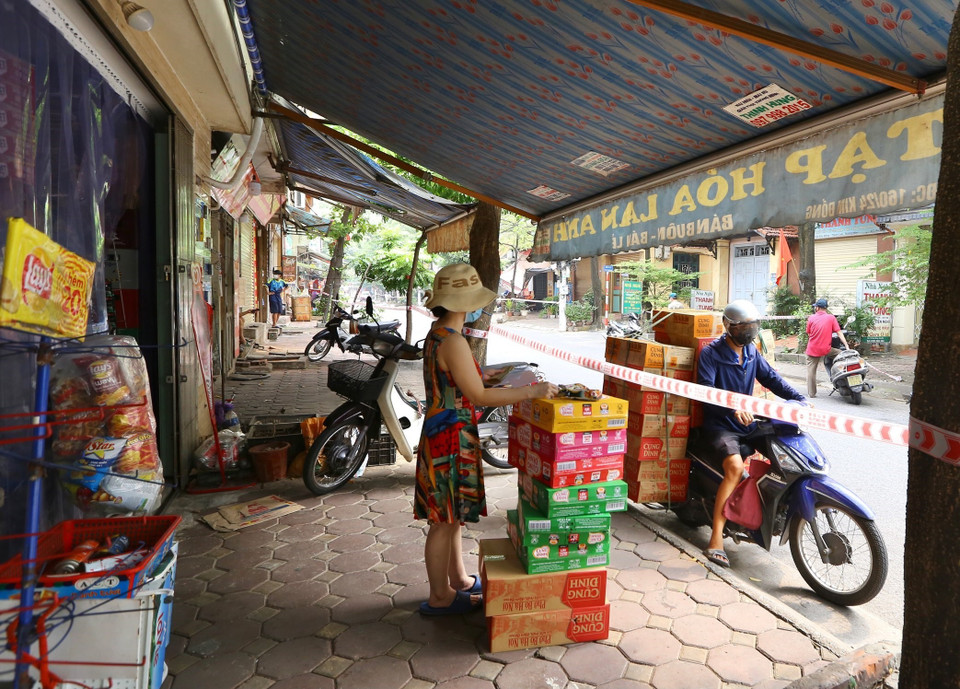 Một cửa hàng tạp hóa ở ngõ 24 đường Kim Đồng đã mở bán trở lại, sáng 13/9. (Ảnh: Hoàng Hiếu/TTXVN)