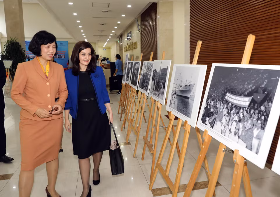 Bà Marinela Petkova, Đại sứ Cộng hòa Bulgaria tại Việt Nam cùng Phó Tổng giám đốc TTXVN Vũ Việt Trang tham quan triển lãm ảnh Việt Nam-Bulgaria: 70 năm hữu nghị và phát triển do Thông tấn xã Việt Nam phối hợp với Đại sứ quán Cộng hòa Bulgaria tại Việt Nam và Hãng thông tấn Bulgaria tổ chức (2020). (Ảnh: Danh Lam/TTXVN)