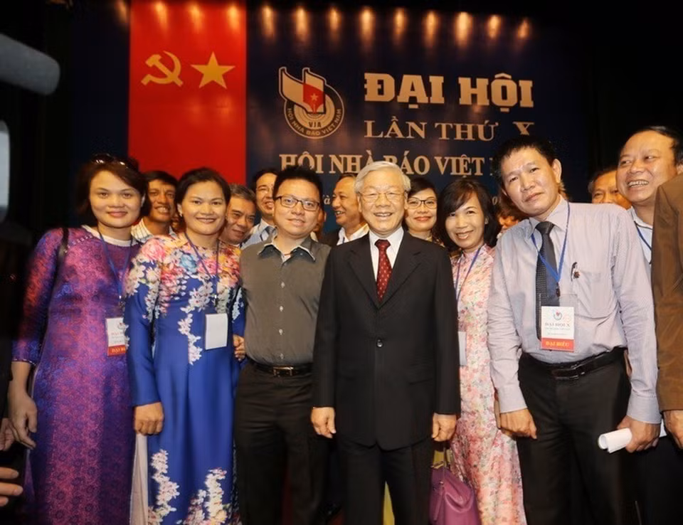 Tổng Bí thư Nguyễn Phú Trọng với các nhà báo Thông tấn xã Việt Nam dự Đại hội đại biểu toàn quốc Hội Nhà báo Việt Nam lần thứ X, nhiệm kỳ 2015-2020, sáng 9/8/2015. (Ảnh: Trí Dũng/TTXVN)