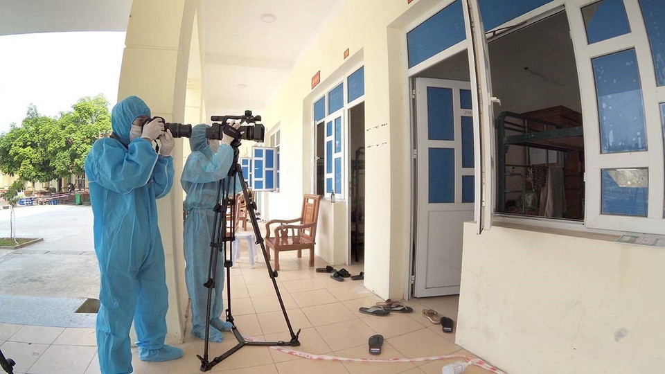 Phóng viên Nguyễn Thị Thảo, cơ quan thường trú TTXVN tại Vĩnh Phúc và đồng nghiệp ghi hình tại khu cách ly Trung đoàn 384, Bộ chỉ huy quân sự tỉnh Vĩnh Phúc. (Ảnh: TTXVN)