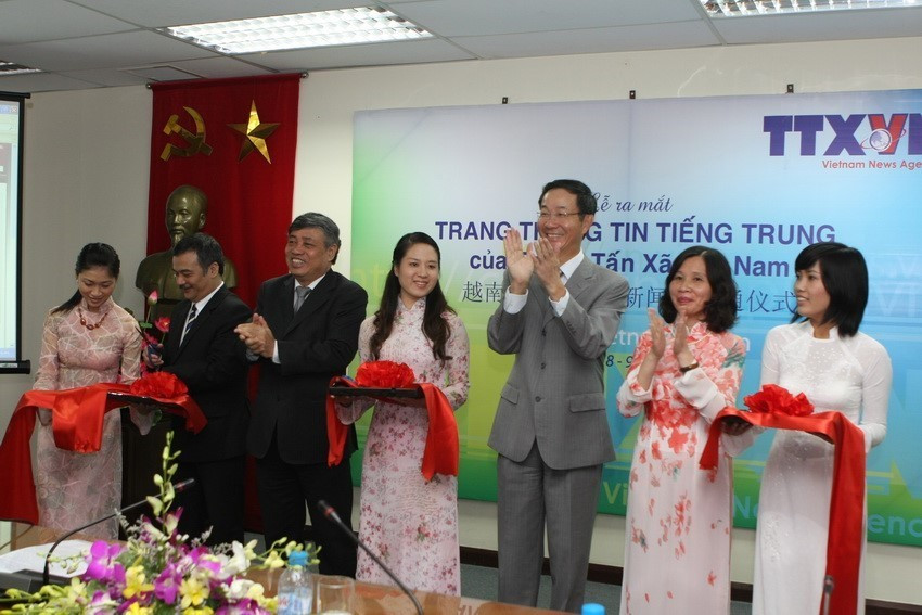 Thông tấn xã Việt Nam đã chính thức khai trương trang thông tin tiếng Trung Quốc qua địa chỉ truy cập http://www.news.vnanet.vn và http://cn.vietnamplus.vn. Sự ra đời của bản tin hàng ngày bằng tiếng Trung nằm trong lộ trình đa dạng hóa các loại hình và sản phẩm thông tin của TTXVN (28/9/2010). (Ảnh: Nhật Anh/TTXVN)