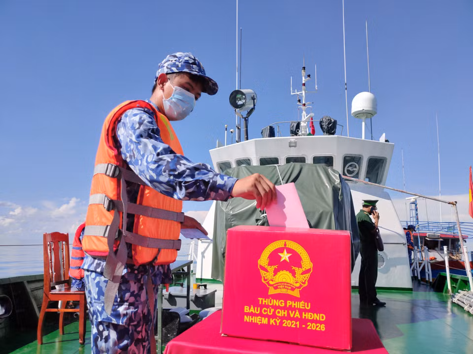 Các chiến sỹ đang thực hiện nhiệm vụ trên vùng biển thuộc tỉnh Bạc Liêu tiến hành bỏ phiếu bầu cử sớm được phóng viên TTXVN ghi lại kịp thời (19/5/2021). (Ảnh Chanh Đa/TTXVN)