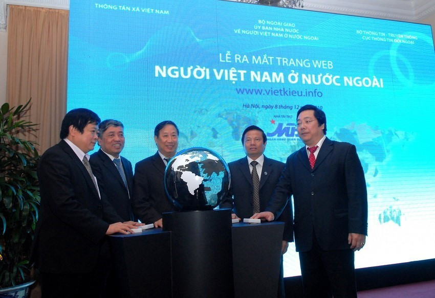 Phó Thủ tướng kiêm Bộ trưởng Ngoại giao Phạm Gia Khiêm cùng lãnh đạo Ban Tuyên giáo trung ương, Bộ Ngoại giao, Bộ Thông tin truyền thông và TTXVN khai trương trang web Người Việt Nam ở nước ngoài (với địa chỉ www.vietkieu.info) năm 2010 nhằm kết nối các cộng đồng người Việt ở khắp nơi trên thế giới (Ảnh: Doãn Tấn/TTXVN)