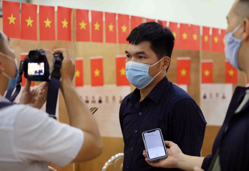 Sinh viên Trần Đình Trường (Đại học Quốc gia Hà Nội), quê Nam Định chia sẻ cảm xúc với phóng viên TTXVN khi được ở lại Thủ đô bỏ phiếu trong ngày bầu cử Quốc hội khóa XV và đại biểu Hội đồng Nhân dân các cấp nhiệm kỳ 2021-2026. (Ảnh: Thanh Tùng/TTXVN)