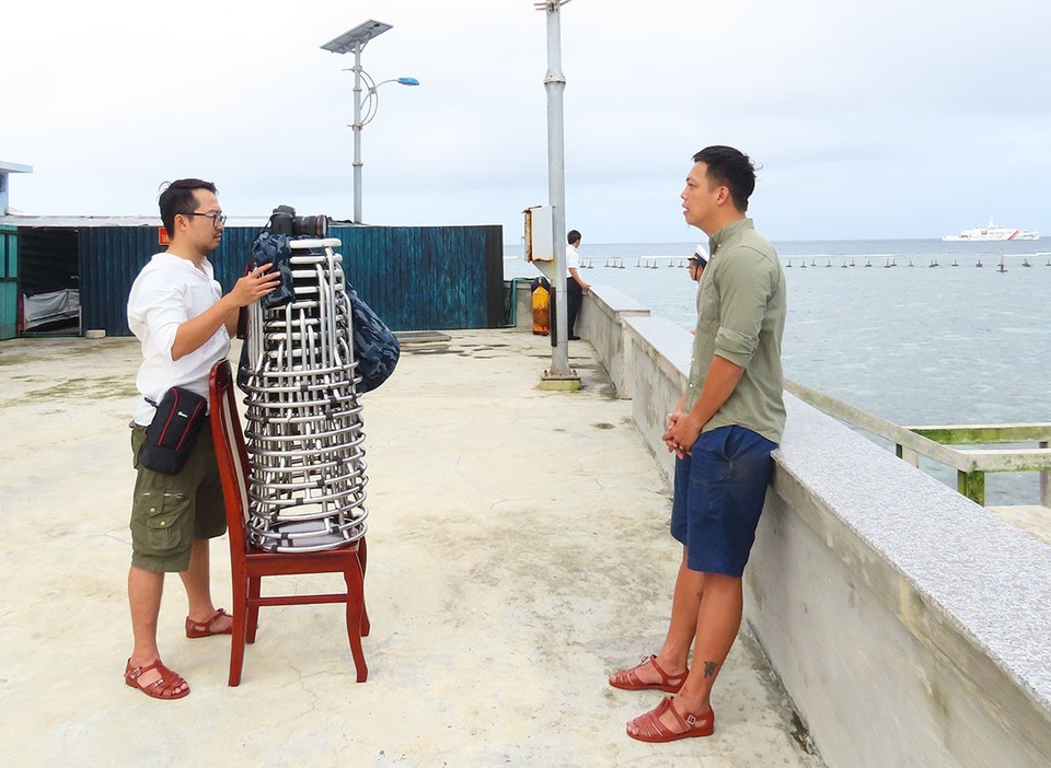 Phóng viên Trần Thành Đạt, Ban biên tập Ảnh TTXVN và Nguyễn Anh Hiển, Ban biên tập tin Thế giới TTXVN tạo chân máy thực hiện dẫn hiện trường tại đảo Cô Lin, tháng 1/2021. (Ảnh: Nhân vật cung cấp)