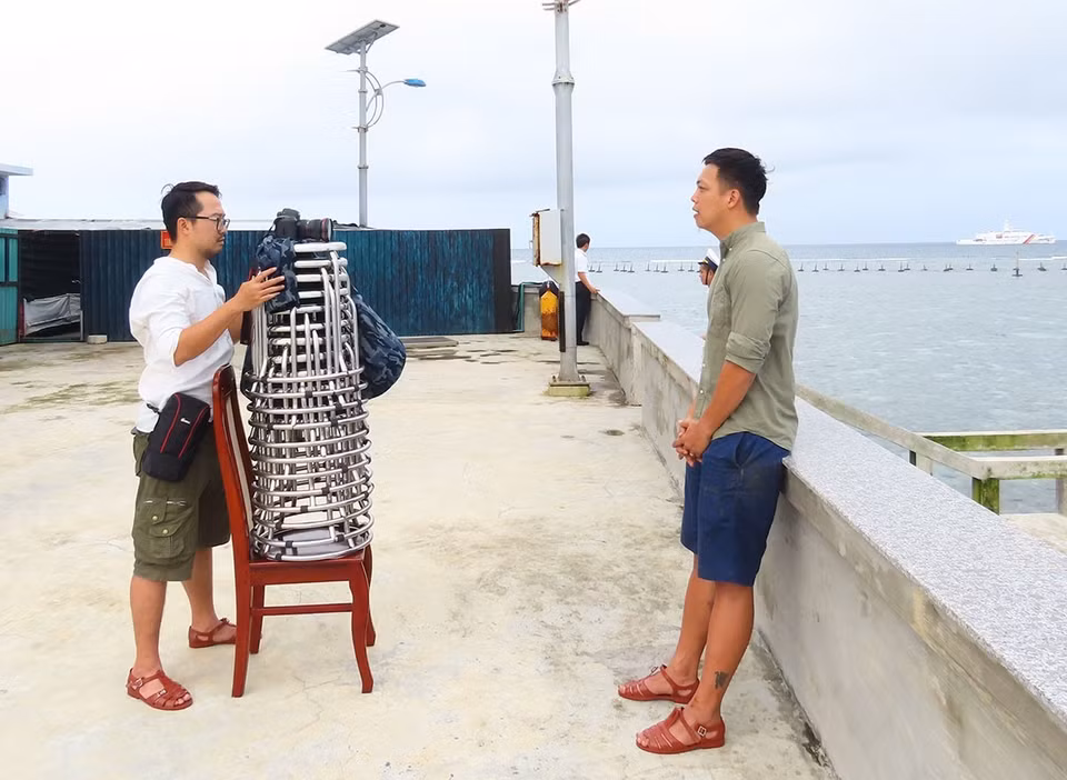 Phóng viên Trần Thành Đạt, Ban biên tập Ảnh TTXVN và Nguyễn Anh Hiển, Ban biên tập tin Thế giới TTXVN tạo chân máy thực hiện dẫn hiện trường tại đảo Cô Lin, tháng 1/2021. (Ảnh: Nhân vật cung cấp)