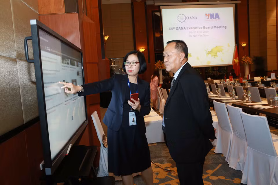 Phó Tổng giám đốc Vũ Việt Trang giới thiệu hoạt động hợp tác quốc tế của TTXVN với đại biểu tham dự Hội nghị Ban Chấp hành Tổ chức các hãng thông tấn châu Á-Thái Bình Dương (OANA) lần thứ 44, ngày 19/4/2019, tại Hà Nội. (Ảnh: TTXVN)