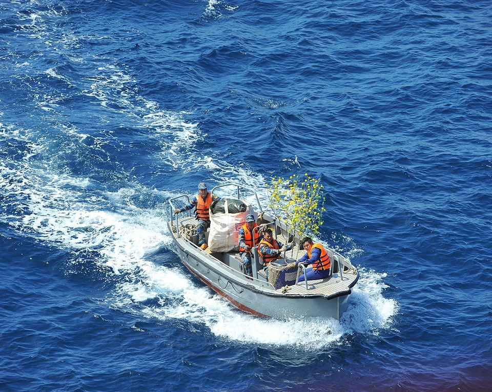 Sắc xuân từ đất liền ra nhà giàn với những loài hoa đặc trưng khi Tết đến Xuân về được phóng viên ảnh, Ban Biên tập Ảnh TTXVN ghi lại. (Ảnh: Minh Đức/TTXVN)