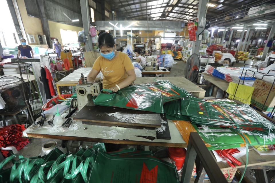 Công ty TNHH Tân Trang đóng trên địa bàn xã Tam Hiệp chủ động tìm hướng đi mới, khắc phục khó khăn do giãn cách xã hội, thành công trong thực hiện mục tiêu kép, vừa phòng, chống dịch, vừa đẩy mạnh sản xuất, đảm bảo thu nhập cho người lao động. (Ảnh: Minh Quyết/TTXVN)