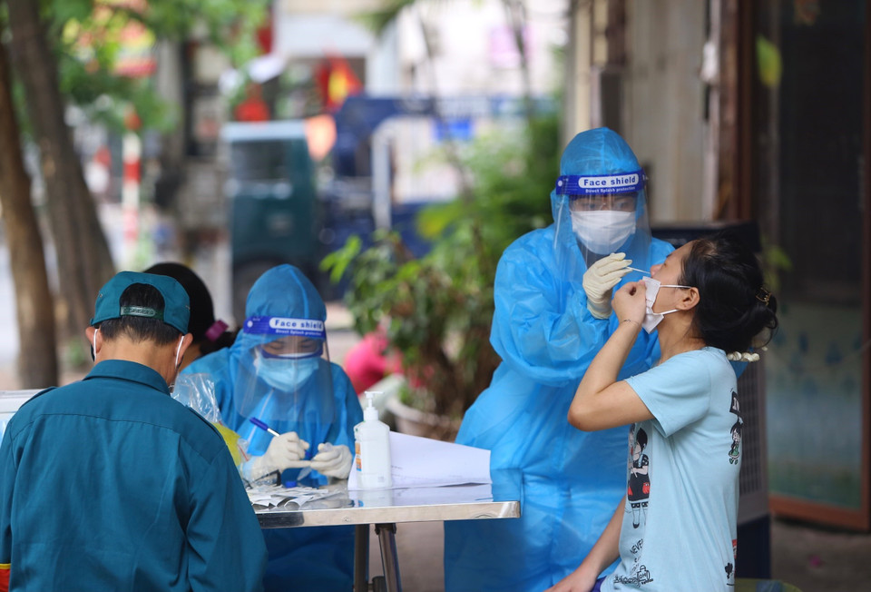 Lực lượng chức năng lấy mẫu xét nghiệm COVID-19 cho người dân phường Giáp Bát, sáng 13/9. (Ảnh: Hoàng Hiếu/TTXVN)