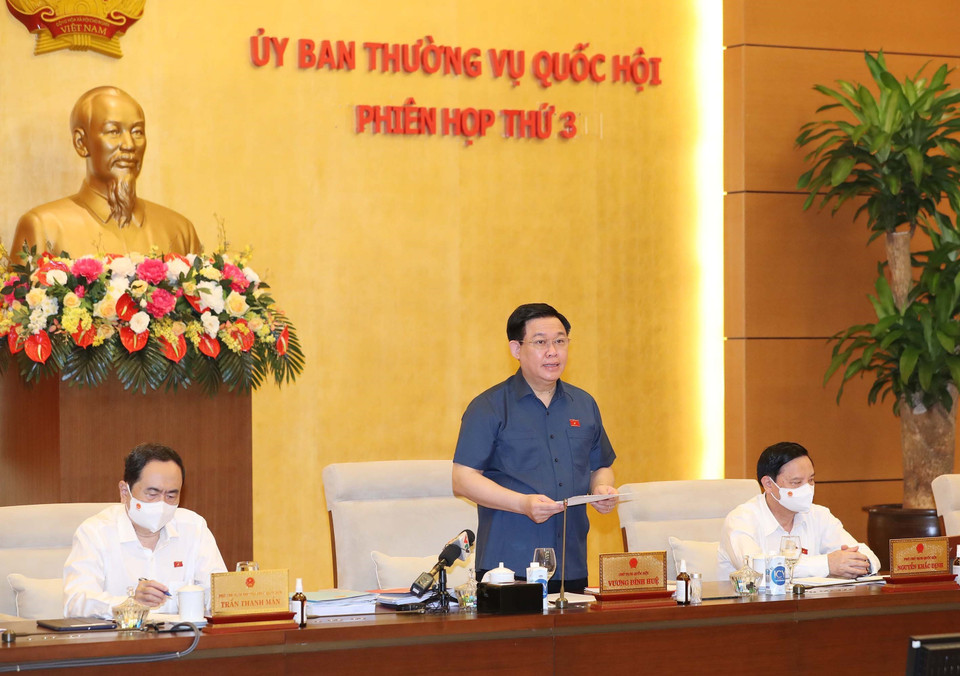 Sáng 13/9, tại Nhà Quốc hội, Chủ tịch Quốc hội Vương Đình Huệ chủ trì và phát biểu khai mạc Phiên họp thứ 3 Ủy ban Thường vụ Quốc hội khóa XV. (Ảnh: Trọng Đức/TTXVN)