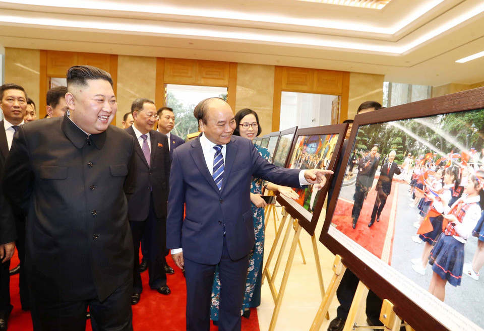 Thủ tướng Nguyễn Xuân Phúc và Chủ tịch Triều Tiên Kim Jong-un tham quan trưng bày ảnh Quan hệ Việt Nam-Triều Tiên do TTXVN thực hiện, trong chuyến thăm cấp Nhà nước Việt Nam và dự Hội nghị Thượng đỉnh Mỹ-Triều Tiên lần thứ hai (1/3/2019). (Ảnh: Thống Nhất/TTXVN)