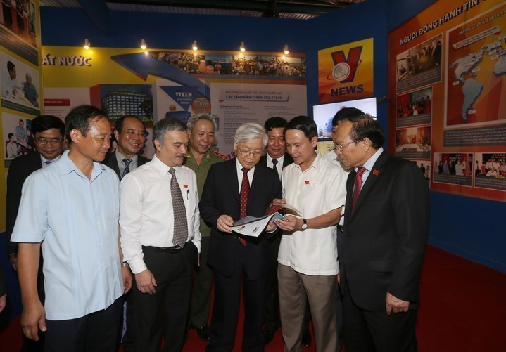 Tổng Bí thư Nguyễn Phú Trọng xem các ấn phẩm của Thông tấn xã Việt Nam tại Triển lãm thành tựu kinh tế-xã hội năm 2015. (Ảnh: Trí Dũng/TTXVN)