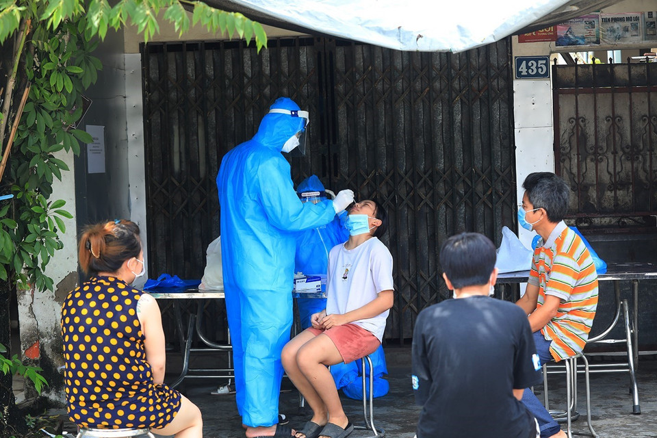Lấy mẫu xét nghiệm COVID-19 cho người dân tại khu vực có nguy cơ cao trên địa bàn xã Thanh Liệt, huyện Thanh Trì. (Ảnh: Tuấn Anh/TTXVN)