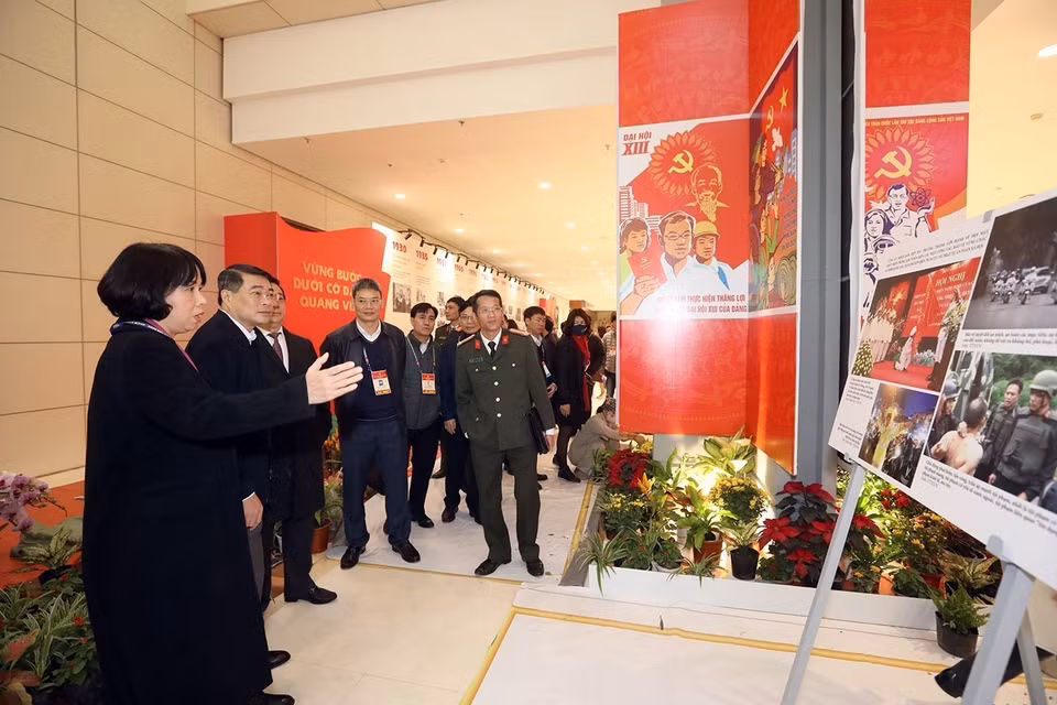 Phó Tổng Giám đốc TTXVN Vũ Việt Trang giới thiệu với đoàn công tác do ông Lê Minh Hưng, Ủy viên Trung ương Đảng, Chánh Văn phòng Trung ương Đảng làm trưởng đoàn về khu trưng bày ảnh của Thông tấn xã Việt Nam tại Đại hội XIII của Đảng (Trung tâm Hội nghị quốc gia, Hà Nội). (Ảnh: Phan Tuấn Anh/TTXVN)