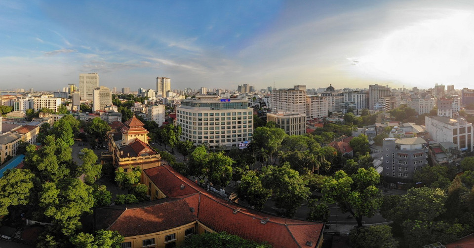 Thông tấn xã Việt Nam là Hãng thông tấn quốc gia, cung cấp nguồn tin chính thống, cơ quan thông tin chiến lược, tin cậy của Đảng và Nhà nước, được thành lập ngày 15/9/1945, đặt trụ sở chính tại số 5 Lý Thường Kiệt, Hà Nội từ tháng 10/1954. Tòa nhà Thông tấn hiện tại được xây lại và khánh thành ngày 2/11/2012, nằm trong khu vực kiến trúc chung đẹp hài hòa của khu trung tâm Hà Nội. (Ảnh: Phạm Tuấn Anh/TTXVN)