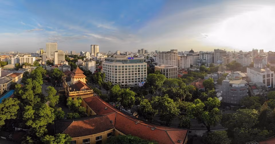 Thông tấn xã Việt Nam là Hãng thông tấn quốc gia, cung cấp nguồn tin chính thống, cơ quan thông tin chiến lược, tin cậy của Đảng và Nhà nước, được thành lập ngày 15/9/1945, đặt trụ sở chính tại số 5 Lý Thường Kiệt, Hà Nội từ tháng 10/1954. Tòa nhà Thông tấn hiện tại được xây lại và khánh thành ngày 2/11/2012, nằm trong khu vực kiến trúc chung đẹp hài hòa của khu trung tâm Hà Nội. (Ảnh: Phạm Tuấn Anh/TTXVN)