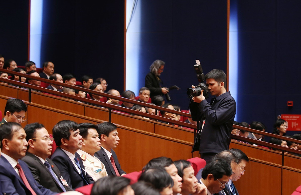 Phóng viên Ban Biên tập Ảnh TTXVN tác nghiệp tại phiên khai mạc Đại hội XIII của Đảng. (Ảnh: TTXVN)