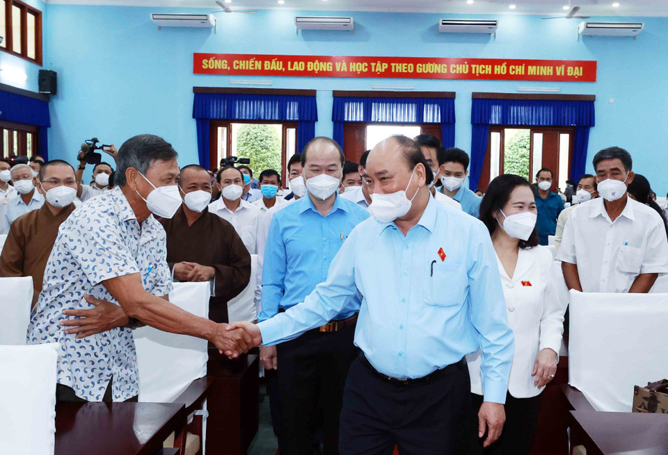 Hình ảnh Chủ tịch nước Nguyễn Xuân Phúc và các cử tri tại điểm cầu trung tâm huyện Củ Chi. (Ảnh: Thống Nhất/TTXVN)