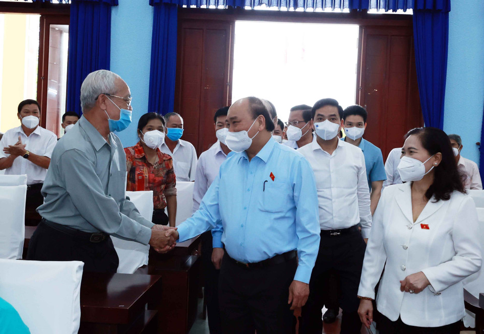 Chủ tịch nước Nguyễn Xuân Phúc và các cử tri tại điểm cầu trung tâm huyện Củ Chi. (Ảnh: Thống Nhất/TTXVN)