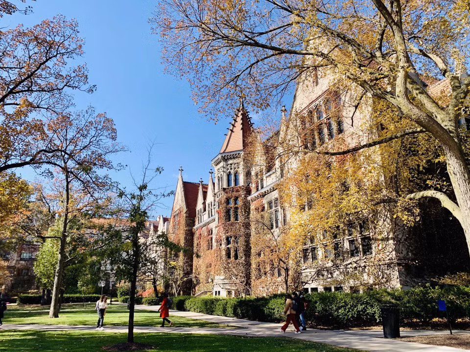 Khuôn viên trường Đại học Chicago vào mùa Thu. (Ảnh: Đặng Huyền/TTXVN)
