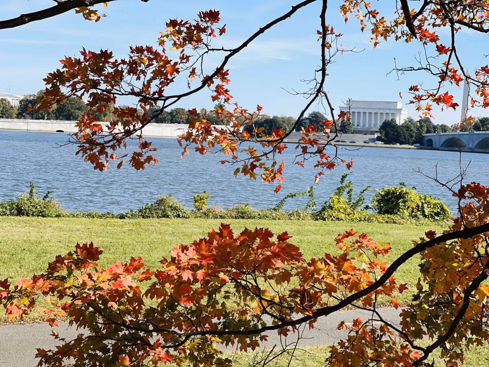 Đài tưởng niệm Lincoln ở thủ đô Washington, DC nhìn qua tán lá mùa Thu. (Ảnh: Đặng Huyền/TTXVN)