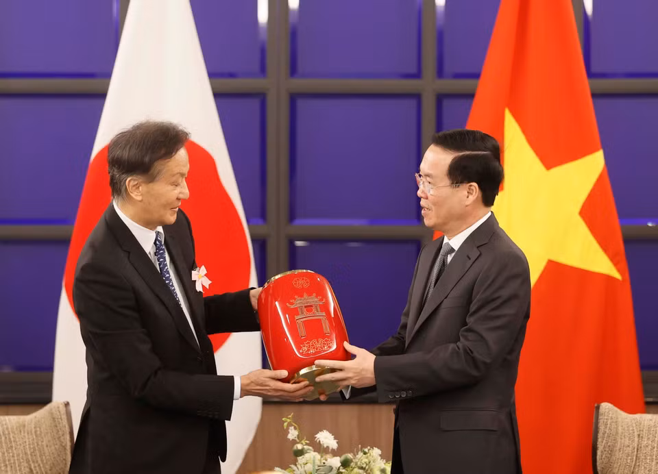 Chủ tịch nước Võ Văn Thưởng tặng quà lưu niệm cho Hiệp hội Hữu nghị Kyushu-Việt Nam. (Ảnh: Thống Nhất/TTXVN)