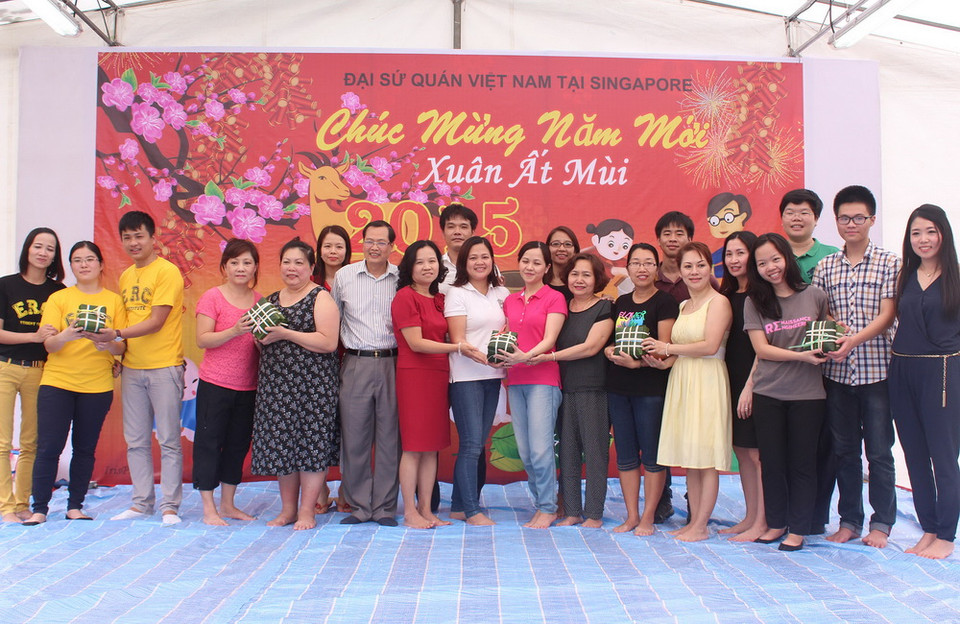 Một số hình ảnh về hoạt động gói bánh chưng tại Đại sứ quán Việt Nam ở Singapore ngày 7/2. (Ảnh: Phân xã Singapore/Vietnam+)