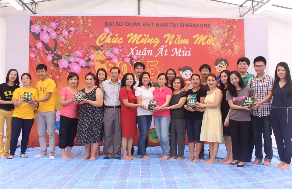 Một số hình ảnh về hoạt động gói bánh chưng tại Đại sứ quán Việt Nam ở Singapore ngày 7/2. (Ảnh: Phân xã Singapore/Vietnam+)