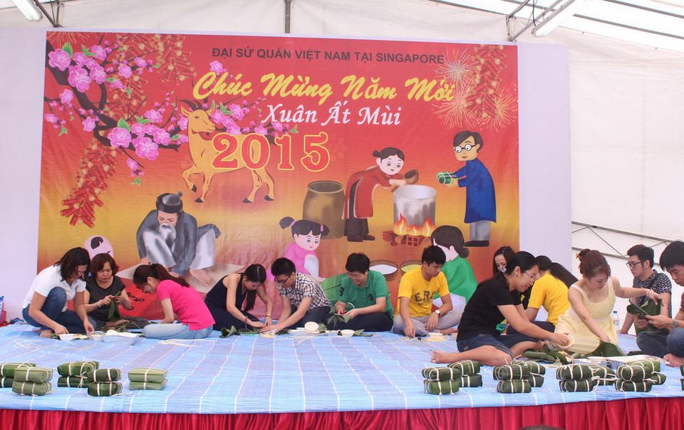 Một số hình ảnh về hoạt động gói bánh chưng tại Đại sứ quán Việt Nam ở Singapore ngày 7/2. (Ảnh: Phân xã Singapore/Vietnam+)